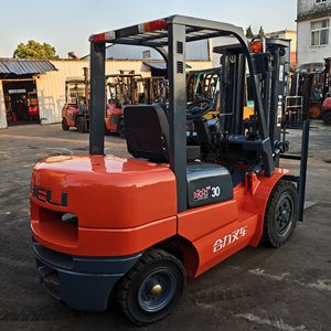 À vendre : Chariot élévateur Heli 3t d'occasion, fabriqué en Chine, économique en carburant, facile à conduire, en bon état, moteur diesel, pneus pleins. - Product Image 6
