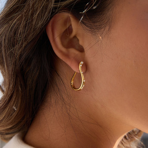 Pendientes Huggie en Forma de U, Chapados en Oro de 18K, Acero Inoxidable, Engaste de Bisel con Diamantes de Imitación, Joyería para Uso Diario - Product Image 2
