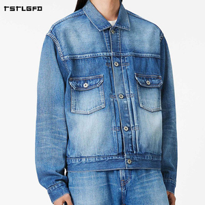 Chaqueta de mezclilla vintage para hombre, con lavado desgastado, efecto descolorido irregular, bolsillos dobles con parche, corte cropped, hombros caídos, estilo oversized, tipo trucker. - Product Image 2