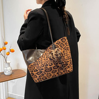 Nouveauté Sac à bandoulière tendance à imprimé léopard grande capacité avec pendentif cœur