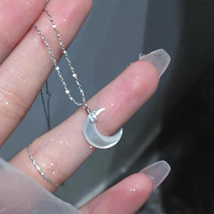 Collar con Colgante de Plata de Ley S925, Diseño Simple de Media Luna con Mariposa Blanca y Piedra Lunar de Ensueño, para Mamá - Product Image 3