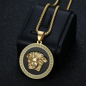 Colgante Medusa de Cristal Estilo Hip Hop en Tono Dorado Mitología Griega Collar con Colgante de Medusa Gorgona Joyería de la Antigua Grecia Regalos para Mujeres y Hombres - Product Image 1