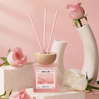 Diffuseur de parfum d'ambiance en gros 200 ml, bouteille carrée rose de luxe, diffuseur à bâtonnets, marque privée avec bouchon en bois et bâtonnets en rotin