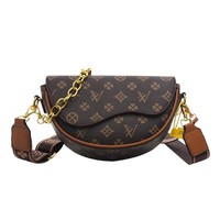 Sac demi-lune élégant en cuir PU avec imprimé monogramme de créateur de luxe, sac à bandoulière vintage, sac à rabat classique Louis avec chaîne dorée
