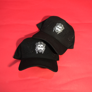 Casquette de baseball tendance de haute qualité à 5 panneaux en satin et daim, avec visière incurvée, logo brodé personnalisé, patchs visage humain et strass ajustables - Product Image 2