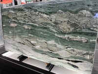 Dalle de marbre naturel vert poli avec veines grises et noires, découpée sur mesure pour comptoir de cuisine, mur et sol