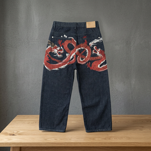 Jeans de mezclilla para hombre, lavado oscuro, corte recto, con bordado de dragón rojo en los bolsillos traseros - Product Image 5