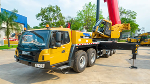 Grue tout-terrain STC1600T7, capacité de montée de 45 %, vitesse de déplacement de 85 km/h, réservoir de carburant de 450 L - Product Image 4