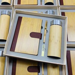 Ensemble cadeau de luxe pour bureau : thermos, carnet avec couverture en bois et stylo - Product Image 5