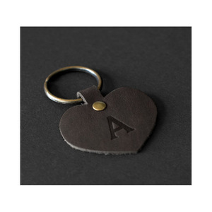 Llaveros de cuero personalizados en forma de corazón, llaveros minimalistas retro europeos y americanos, colgantes creativos para llaves. - Product Image 5