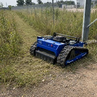 Tondeuse à brosse télécommandée 224cc avec coupe de 550 mm, deux lames plates et hauteur de coupe de 20 à 200 mm pour l'entretien des pelouses et des zones végétées des campus