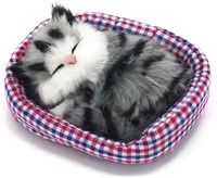 2 Pièces Jouet en Peluche Chat Endormi dans un Tapis pour Animaux de Compagnie, Mini Chaton dans un Tapis pour Animaux de Compagnie avec Sons de Miau Décoration pour Bureau Jouet à Main Cadeau pour Enfants Garçon
