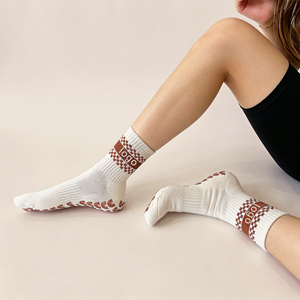 Chaussettes de yoga et de pilates personnalisées en tricot, antidérapantes, avec des volants mignons et des poignées en forme de cœur blanc pour les jeunes pratiquant le pilates - Product Image 3