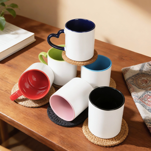 Taza de cerámica en blanco de 11 oz con asa de corazón y interior de color, ideal para prensa de calor DIY, regalo para el hogar u oficina, venta al por mayor - Product Image 1