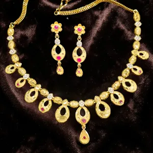 Ensemble de bijoux pour femmes plaqué or, design floral classique, collier, boucles d'oreilles, bague, style mariage - Product Image 1