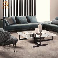 Table basse moderne de luxe avec plateau carré en marbre blanc et plateau rond en verre noir, design à plusieurs niveaux avec base en métal croisé