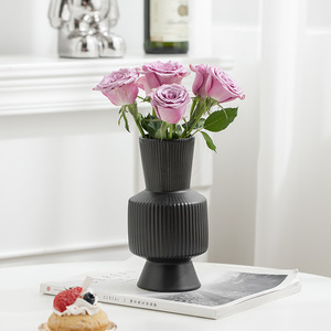 Vase en céramique à finition mate de forme géométrique avec une sensation de qualité supérieure pour la décoration d'entrée, d'hôtel, de salle d'exposition, de salon - Product Image 4