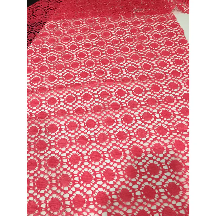 Venta en stock 100 poliéster gasa Suiza encaje jacquard tela de encaje rojo para vestido