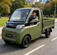 Mini-camion électrique avec configuration intérieure complète, espace de chargement ouvert spacieux, cabine fermée, idéal pour le commerce, la ferme et la livraison