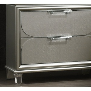 โต๊ะข้างเตียงสีเงินร่วมสมัย 2 ลิ้นชัก พร้อมมือจับอะคริลิกและแผงลายนูน - Product Image 4