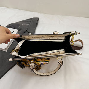 Sac fourre-tout zippé grande capacité pour femme, style rétro décontracté, tendance et pratique, portable, nouvelle collection 2025 - Product Image 2