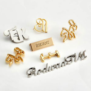 Hardware-Fabrik OEM ODM Graviertes Geprägtes Markenlogo-Design Zinklegierung Maßgefertigtes Metall-Etikett für Kleidung - Product Image 1