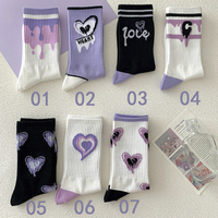 Chaussettes montantes polyvalentes personnalisées violettes pour femmes, écologiques, respirantes, pour sports d'hiver, en polyester, avec logo sur le bord et impression numérique sur le corps.