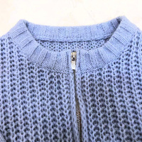 Cardigan court en maille épaisse bleu clair à col rond avec fermeture éclair double sens et rayures 3D pour femme