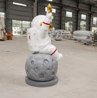 Grande sculpture d'astronaute en FRP assis sur la lune, avec casque plaqué or, statue d'astronaute pour hall de centre commercial et décoration intérieure