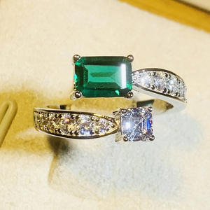 Anello di fidanzamento da donna Q412 in oro bianco con diamante taglio smeraldo naturale colore G - Product Image 3