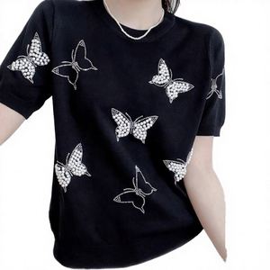 T-shirt court minimaliste blanc pour femme orné de dentelle, col en V, manches dolman, taille froncée, coupe ample et décontractée - Product Image 2