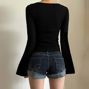 Camicetta da donna a maniche lunghe, modello slim, con colletto a bambola e bordo in pizzo, linea ad A che accentua la vita, dal taglio dolce e seducente - Product Image 3