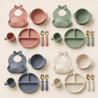Ensemble d'alimentation pour bébé en silicone personnalisé OEM avec couverts en acier inoxydable et bavoir à nœud papillon pour la vente en gros