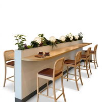 Ensemble de mobilier de restaurant et café de luxe moderne, table haute en bois et tabourets en rotin avec dossier en cuir, service personnalisé
