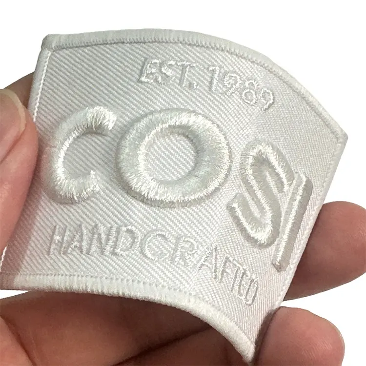 Isı basın nakış etiketleri üzerinde demir fabrika giyim ve kapaklar için özel 3D puf logosu işlemeli yamalar