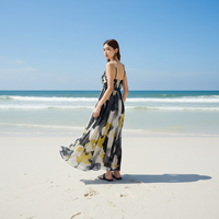 Robe longue en mousseline imprimée abstraite style bohème pour femme, col en V, taille haute, bretelles perlées faites à la main, ourlet large et fluide, idéale pour l'été et la plage