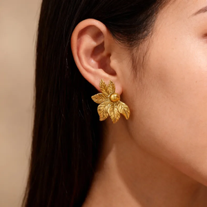 Pendientes de Botón con Forma de Hoja Elegantes, Diseño de Acero Inoxidable Chapado en Oro para Mujer, Joyería Ligera para Uso Diario y de Noche - Product Image 1