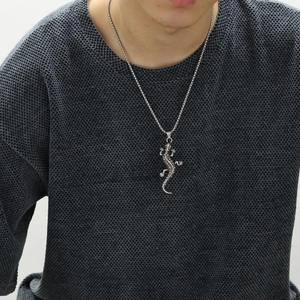 Collar de acero de titanio versátil de hip-hop callejero de moda para hombres joyería colgante de animal de lagarto único de moda - Product Image 1