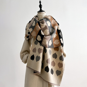 Bufanda Jacquard de corazón esencial de invierno para mujer-Diseño tradicional dulce y versátil en Cachemira de imitación de felpa - Product Image 1