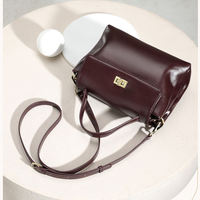 Sac à main en cuir de vachette véritable pour femme, sac à bandoulière structuré avec longue sangle amovible et fermoir métallique