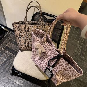 <span class=keywords><strong>Borsa</strong></span> Tote alla Moda per Donne, Formato Oversize in Tela con Stampa Leopardata e Mini Illustrazione di Gatto, Struttura Morbida e Massimo Spazio - Product Image 1