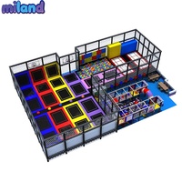Parc de trampolines intérieur pour parcs à thème, grand panier de basket, nouveau design, zone de dodgeball, fosse de mousse, mur d'escalade, pont en filet
