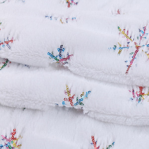 Tissu en polaire PV super doux brodé de flocons de neige dorés et argentés, tissu brillant pour vêtements - Product Image 1