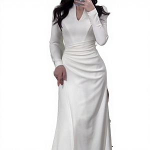 Robe élégante blanche unie à col en V, manches longues, longueur ras du sol, coupe trapèze avec fente latérale et taille naturelle pour occasions formelles - Product Image 3