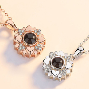 Venta al por mayor logotipo personalizado nuevo estilo oblicuo forma de corazón 100 idiomas te amo proyector Collar para 2024 regalo del Día de San Valentín - Product Image 1