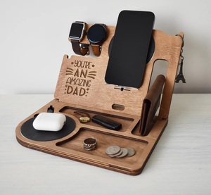 Station d'accueil en bois personnalisée et alignée sur la marque – Cadeaux promotionnels sur mesure pour les campagnes marketing et les kits de relations publiques - Product Image 1