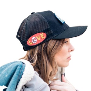 Gorra de béisbol con parches intercambiables, gorra de cinco paneles de malla negra tipo trucker - Product Image 1