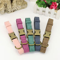 Collier pour chien personnalisé en cuir vert vintage avec nom gravé, boucle rapide en bronze, anneau en D, et coutures durables