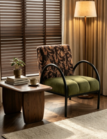 Moderner Akzent-Sessel Grauer Wildleder-Stoff Gepolsterter Einzelsessel Schwarzer Gebogener Metallrahmen Wohnzimmer Hotel Lounge-Stuhl
