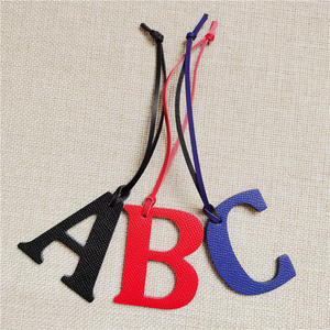 Bolso de cuero con letras en inglés al por mayor, 1 unidad, llavero con abalorios, colgante de mochila en forma de A-Z, abalorio para bolso de mujer - Product Image 1